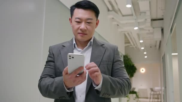 Asiático Homem Meia Idade Empresário Falar Telefone Celular Conversa Ouvir — Vídeo de Stock