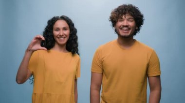 Stüdyo portresi mutlu çift çeşitli çok ırklı erkek kadın birleşmiş parmaklar kalp şeklinde Aziz Sevgililer Günü romantik ilişkileri kutluyor evli eşler samimi duygular mavi arka plan