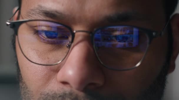 眼鏡の男性の目を閉じてノートパソコンのモニターライトプログラミングコードサイバースペースの男性ビジネスマンは コンピュータの眼鏡を着用目の負担を軽減ぼやけたビジョンは Pc画面のコンピュータの反射を見て — ストック動画