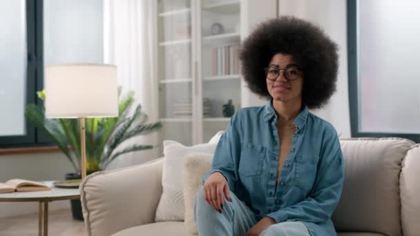 Veselý Spokojený Afroameričanka Doma Gauč Pohovka Šťastná Etnická Dívka Brýlích — Stock video