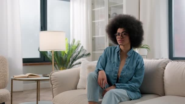 Afroamerikanerin Ethnische Mädchen Hauseigentümer Immobilien Neue Hauseigentümer Mieter Sitzt Auf — Stockvideo