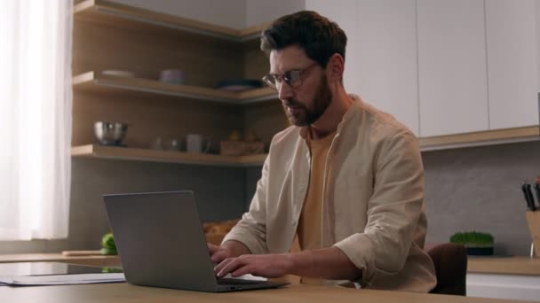 Homem Negócios Cozinha Considerar Questão Jornalista Trabalhando Busca Laptop Para — Vídeo de Stock
