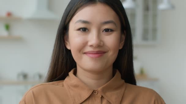 Zdjęcie Azjatki Naturalnym Makijażem Pozującej Kuchni Koreańskiej Japońskiej Bizneswoman Patrzącej — Wideo stockowe