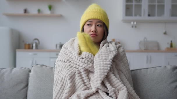 Mulher Chinesa Asiática Congelada Chapéu Quente Luvas Esfregando Mãos Congelando — Vídeo de Stock