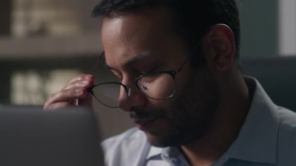 Κουρασμένος Ινδός Άντρας Αμερικανός Επιχειρηματίας Αισθάνεται Πόνο Eye Στέλεχος Δυσφορία — Αρχείο Βίντεο