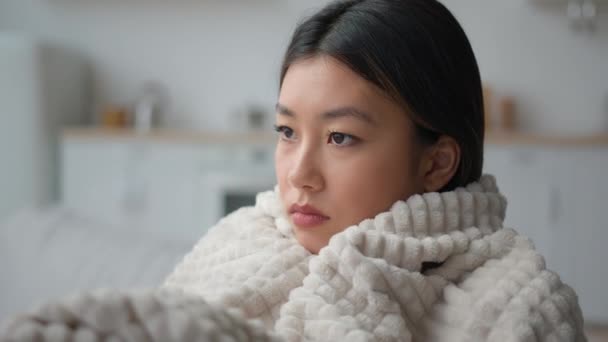 Traurig Depressiv Asiatische Frau Hause Küche Allein Eingewickelt Warme Decke — Stockvideo