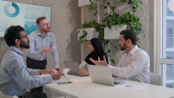 리더는 비즈니스 파트너들 사업가들 비지니스 과만나 사무실 회의실에서 진행되는 프로젝트 — 비디오