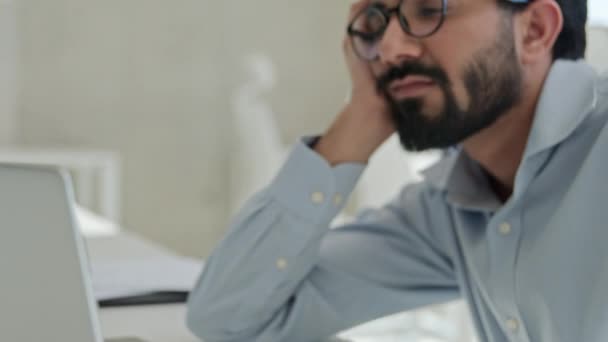 眠そうな疲れアラビア語インド人男性ビジネスマン怠惰な労働者の従業員マネージャーは オフィスで退屈なオンライン仕事を作業うつ病は 低エネルギー無気力な疲労過労不健康な男性とともに疲れ — ストック動画