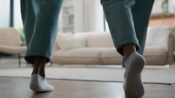 아프리카 미국인 남녀가 소파에 거실에 집에서 산책하며 주택을 — 비디오