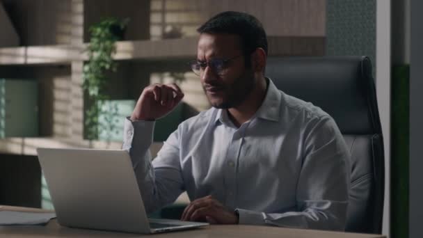 Homem Indiano Preocupado Empresário Americano Mesa Tirar Óculos Pensando Solução — Vídeo de Stock