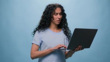 Tatmin olmamış üzgün Hintli öğrenci kız Arap kadın Laptop işi sorunu olan İspanyol iş kadını bilgisayar hatası stüdyonun mavi arka planında altını çizdi