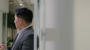 Çekimler üzgün Asyalı Çinli işadamı, orta yaşlı girişimci CEO 'nun cep telefonuyla konuşması kötü mesaj, şok, akıllı telefon sorunu.