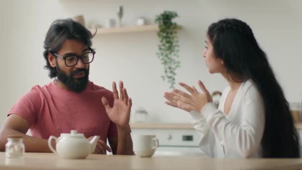 Familienkonflikt Paar Streitet Arabisch Indischen Mann Und Frau Streiten Reden — Stockvideo