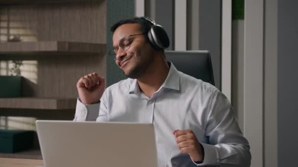 Задоволений Щасливим Смішним Безтурботним Американським Бізнесменом Індійським Працівником Бездротових Навушниках — стокове відео