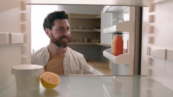 Pov Άποψη Από Εσωτερικό Ψυγείο Πεινασμένος Καυκάσιος Άνδρας Στην Κουζίνα — Αρχείο Βίντεο