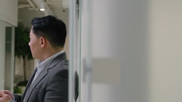 失望したアジア系中国人ビジネスマン中年男性起業家Ceo男性携帯電話でチャット悪いメッセージ負のショック障害スマートフォンの問題 — ストック動画