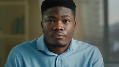 Ciddi mutsuz Afro-Amerikan adam etnik adam iş adamı kameraya bakıyor tatminsiz iş sorunu kötü haber. Portre erkek ofis yöneticisi çalışan yönetici girişimci surat ifadesini bozdu