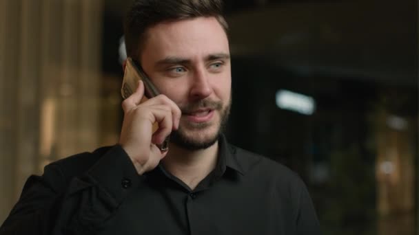 Kaukázusi Üzletember Felnőtt Férfi Beszélgetés Mobiltelefon Kellemes Mobilbeszélgetés Barátjával Otthon — Stock videók