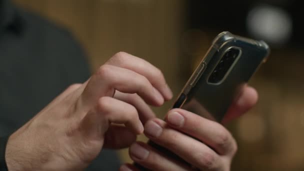 Close Mannelijke Handen Vegen Mobiel Scherm Scrollen Display Touchscreen Smartphone — Stockvideo