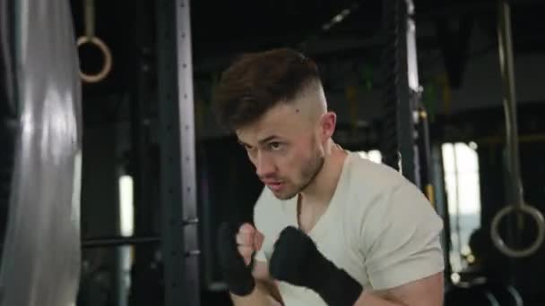 Aggressiv Boxare Stark Muskulös Kille Idrottsman Kaukasisk Man Box Med — Stockvideo