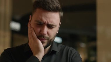 Hasta beyaz adam yanağa dokunuyor diş ağrısı diş ağrısı diş ağrısı diş iltihabı diş iltihabı sağlıksız iş adamı dişleri ağrıyan diş ağrısı iltihaplı diş eti sorunu yaşıyor.