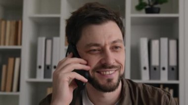 Kafkasyalı işadamı, ofis müdürü, girişimci CEO, iş arkadaşı, uzaktan iletişim kuran, gülen adam, yönetici, cep telefonu konuşmaları, iş görüşmeleri.