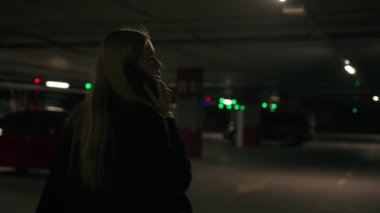 Arkaya bakan kızgın, beyaz bir kadın araba parkında yürüyor cep telefonu konuşuyor tartışan bir kız cep telefonundan bağırıyor sinirli iş kadını çığlığı atıyor iletişim agresif çatışma çözülüyor