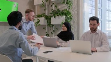 Ekip çalışanları şirket çalışanları iş adamları çok ırklı iş kadınları ofis konferansının CEO 'su ve yönetim kurulu başkanı yeşil ekran kroma anahtar alanı sunumunu tartışıyor.