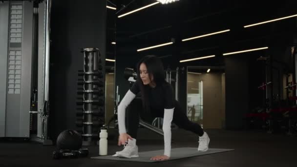 Kavkazské Sportovkyněžena Fitness Instruktorka Trenér Atletický Žena Provádět Cvičení Strečink — Stock video