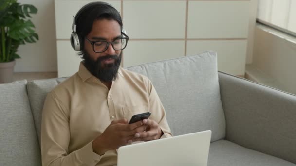 Homem Negócios Indiano Árabe Multitarefa Trabalhando Com Dispositivos Casa Cara — Vídeo de Stock
