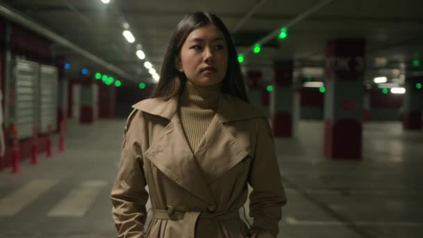 アジアの女の子多民族の女性中国人の日本人ビジネスマン車の屋外駐車場地下に歩いてください ミレニアルレディーの女性ドライバーが立ち去り会うために移動する — ストック動画