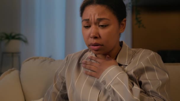 Angst Afroamerikanerin Allein Der Nacht Hause Ängstliche Mädchen Schockiert Verwirrte — Stockvideo