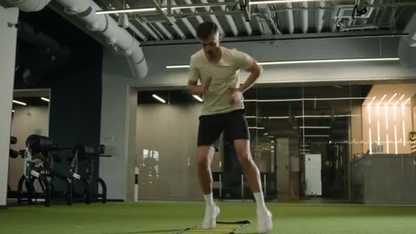 Profi Fußballer Mann Mit Muskulösen Beinen Laufen Turnhalle Verwenden Sportgeräte — Stockvideo