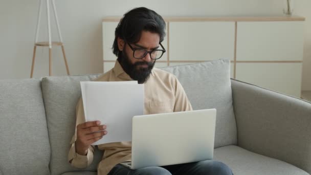 Індійський Арабський Бізнесмен Муслім Працює Ноутбуком Будинку Читаючи Іпотечний Кредит — стокове відео