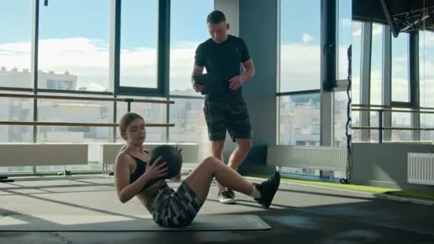 Fit Sportswoman Trening Mięśnie Brzucha Medycyną Ball Twist Lewo Prawo — Wideo stockowe