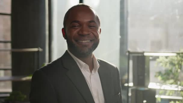 Portret Profesjonalny Afroamerykanin Średnim Wieku Uśmiechnięty Przedsiębiorca Lider Bankier Pracodawca — Wideo stockowe