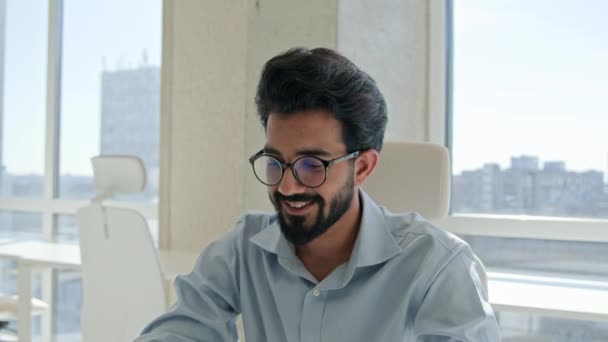 ハッピーオフィスの従業員アラビア語インド人男性疲れイスラム教徒のビジネスマンリラックスした休憩後にコンピュータノートパソコンの仕事リラックス体の緊張ストレッチ腕の背中の筋肉仕事の笑顔を終える — ストック動画