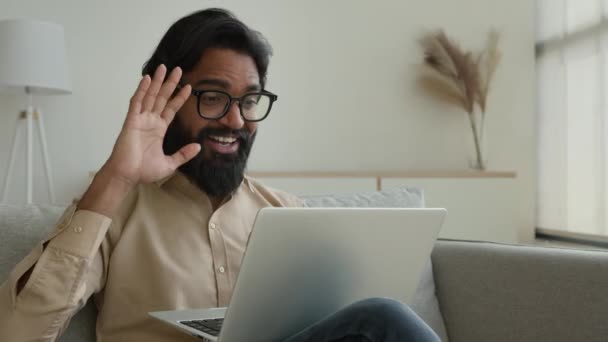 Usmívající Arabský Indický Muslim Muž Mluví Virtuální Notebook Pozdravit Kolegy — Stock video