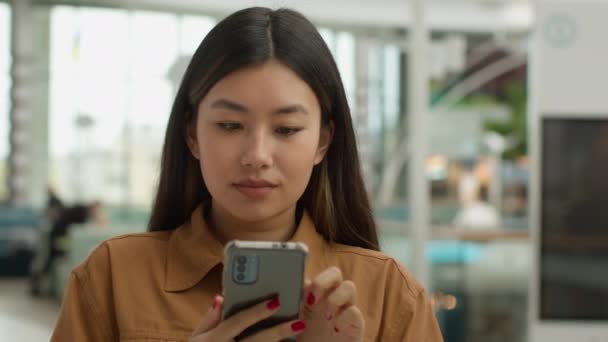 Asyalı Çok Irklı Çinli Kadın Koreli Japon Kadını Akıllı Telefon — Stok video