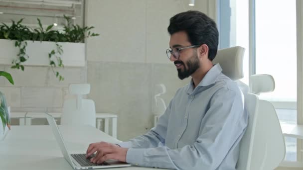 Árabe Indio Musulmán Hombre Negocios Que Trabaja Uso Internet Portátil — Vídeos de Stock