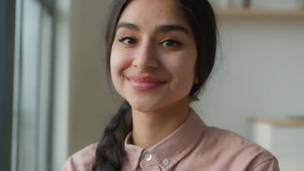 ポートレート陽気なアラビア人女性20代の女の子民族ミレニアル女性 ホームオフィスでインド人女性ビジネス女性学生幸せな住宅所有者賃貸アパートカメラ笑顔歯科歯の笑顔を見て — ストック動画