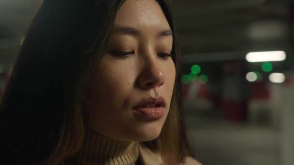 Verontrustend Aziatische Etnische Vrouw Boos Chinees Meisje Praten Met Iemand — Stockvideo