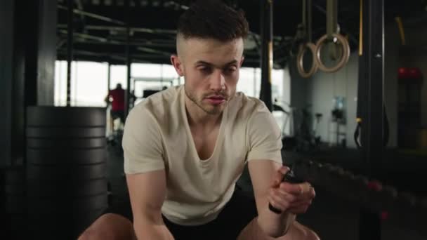 Muscolare Forte Atleta Sportivo Uomo Caucasico Allenamento Palestra Fitness Intense — Video Stock