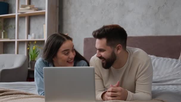 Kaukasisch Familie Paar Liefde Ontspannen Thuis Slaapkamer Kijken Film Laptop — Stockvideo