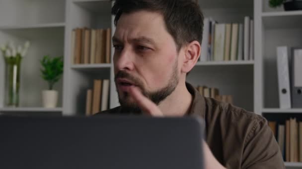 Ofiste Bilgisayar Siparişiyle Çalışan Düşünceli Beyaz Adam Müşterisi Adamı Çalışan — Stok video