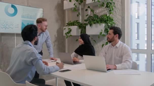 Щасливі Різноманітні Ділові Люди Багаторасові Бізнесмени Мусульманська Бізнес Леді Хіджаб — стокове відео