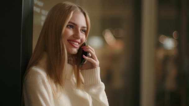 Sorrindo Caucasiano Menina Mulher Falar Telefone Celular Dentro Casa Chamando — Vídeo de Stock