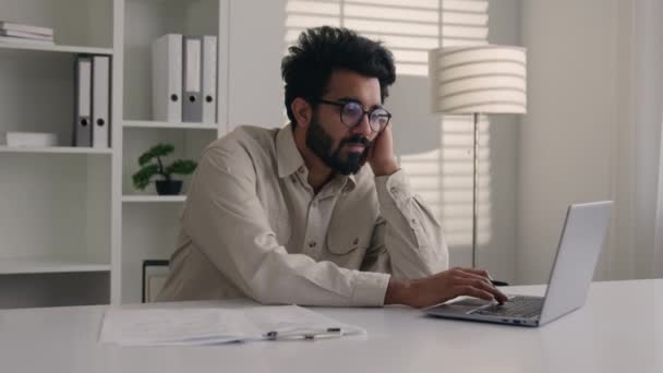 Втомлений Арабський Індійський Бізнесмен Ледачий Працівник Який Працює Ноутбуком Вивчаючи — стокове відео