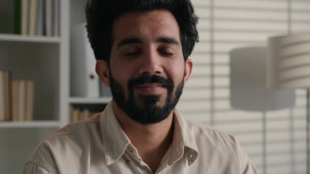 インドのイスラム教徒の男アラビア語ひげを生やした実業家の男フリーランスの経営者最高経営責任者 Ceo 雇用者クローズアップビジネスポートレートヘッドショット幸せな男性でオフィスホームライブラリ内のカメラを見て笑顔歯の笑顔歯の笑顔 — ストック動画