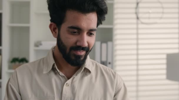 Professionell Specialist Indiska Affärsman Arabian Muslim Man Leende Toothy Anställd — Stockvideo